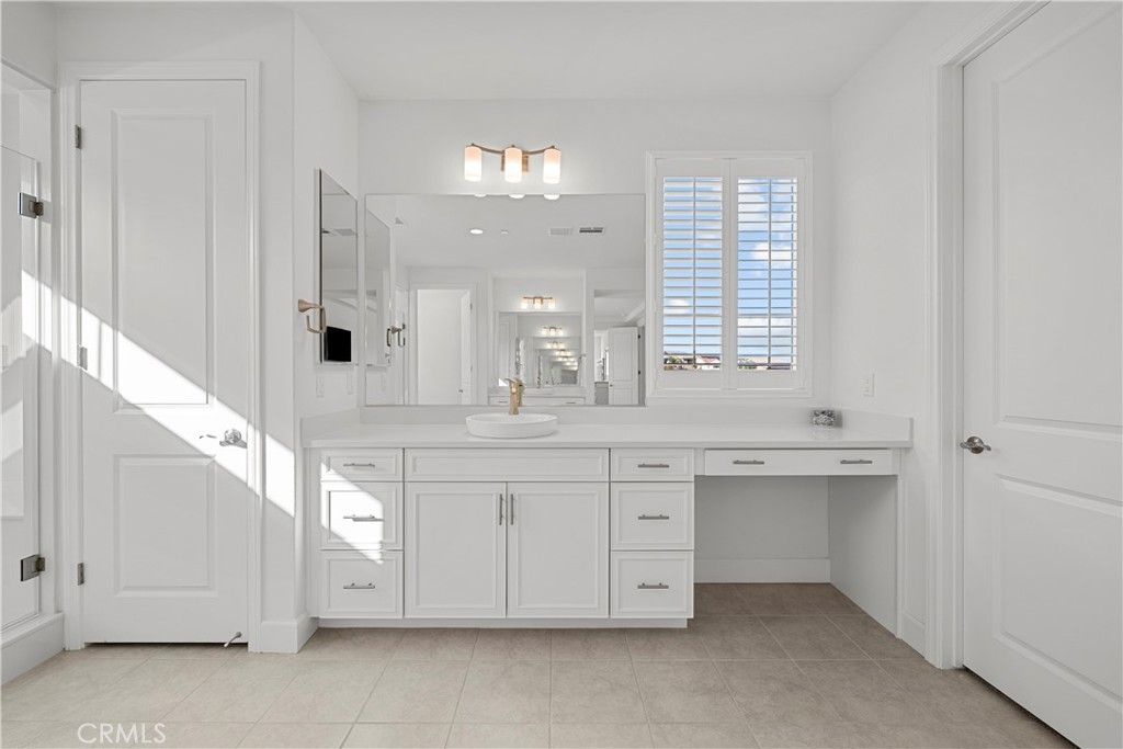 Image 15 of property listing at 8327 N Mariposa Court, Canoga Park, CA 91304