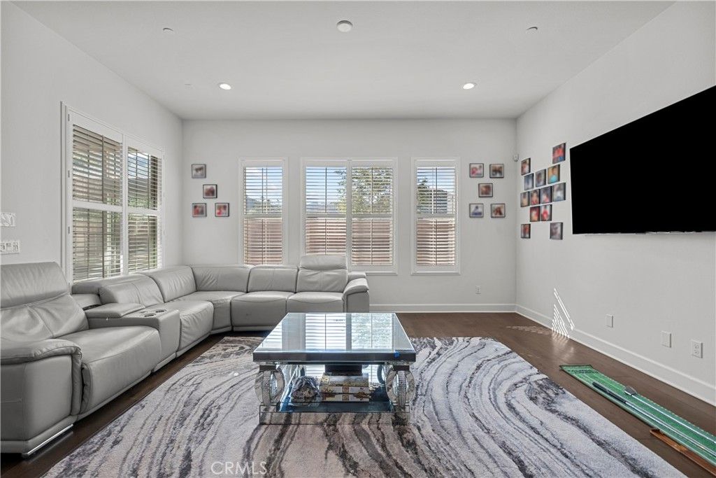 Image 32 of property listing at 8327 N Mariposa Court, Canoga Park, CA 91304