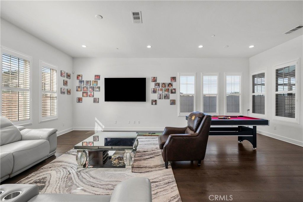 Image 34 of property listing at 8327 N Mariposa Court, Canoga Park, CA 91304