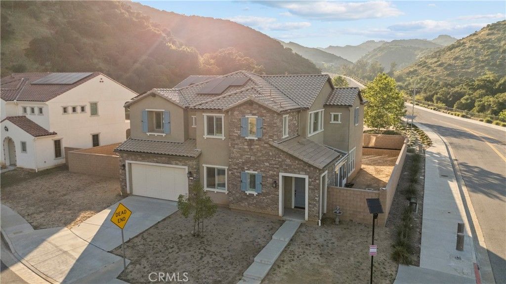 Image 4 of property listing at 8327 N Mariposa Court, Canoga Park, CA 91304