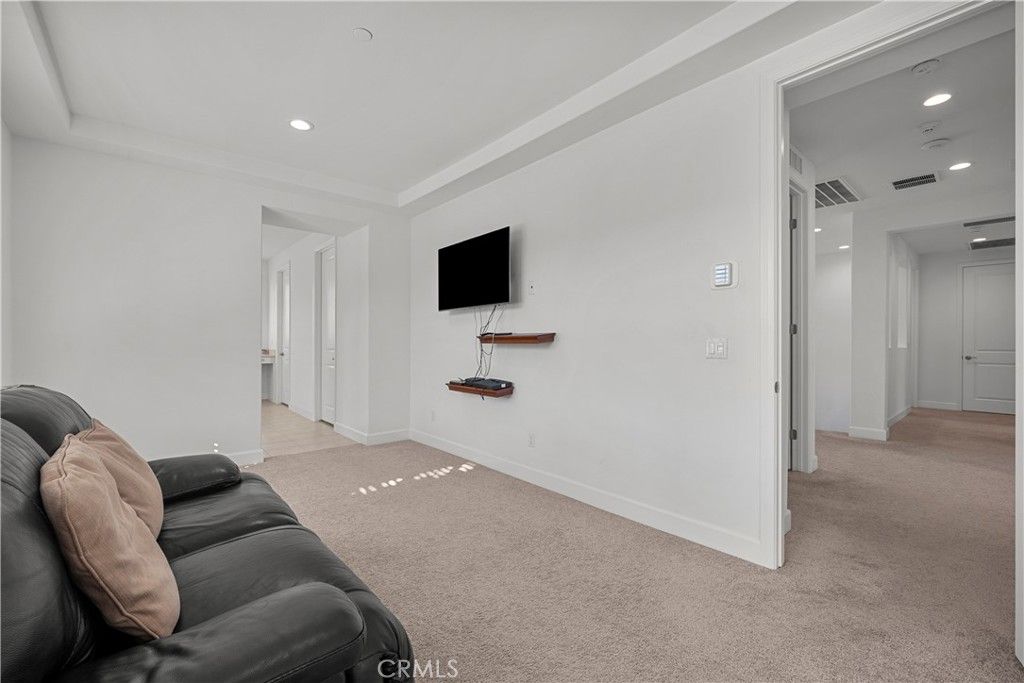 Image 7 of property listing at 8327 N Mariposa Court, Canoga Park, CA 91304