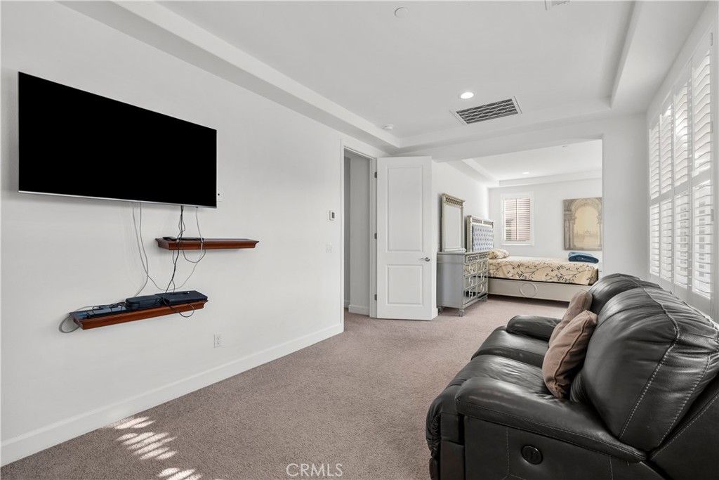 Image 8 of property listing at 8327 N Mariposa Court, Canoga Park, CA 91304