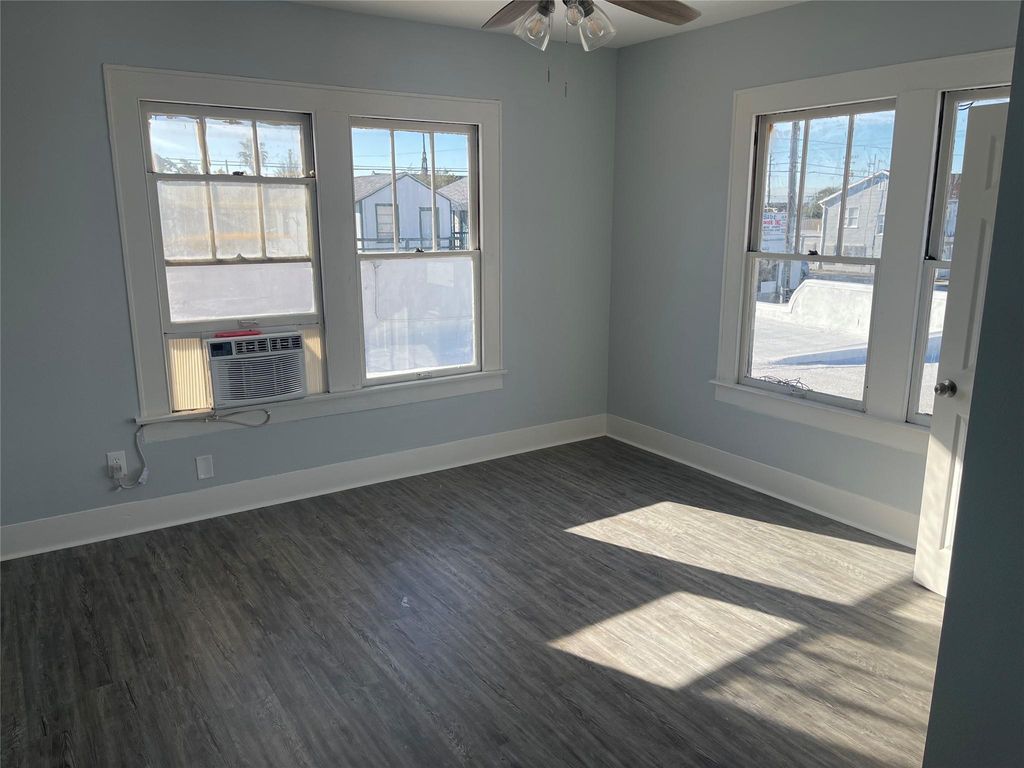 5202 Avenue S 1, Galveston, TX 77551