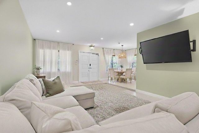 301 SE 8th Court, Pompano Beach, FL 33060