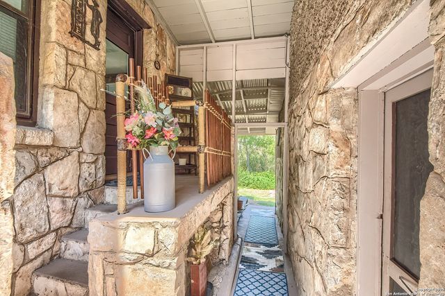 6986 County Road 271, Mico, TX 78056