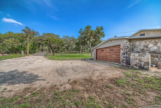 6986 County Road 271, Mico, TX 78056