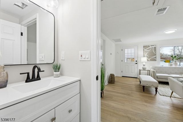 42 Smith St, Hope Twp., NJ 07825