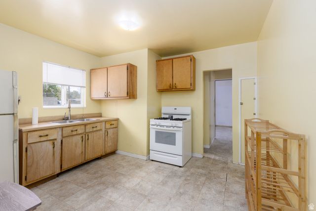 4806 S 2500 W, Roy, UT 84067