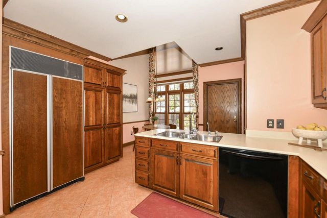 530 Park CIRCLE, Elm Grove, WI 53122