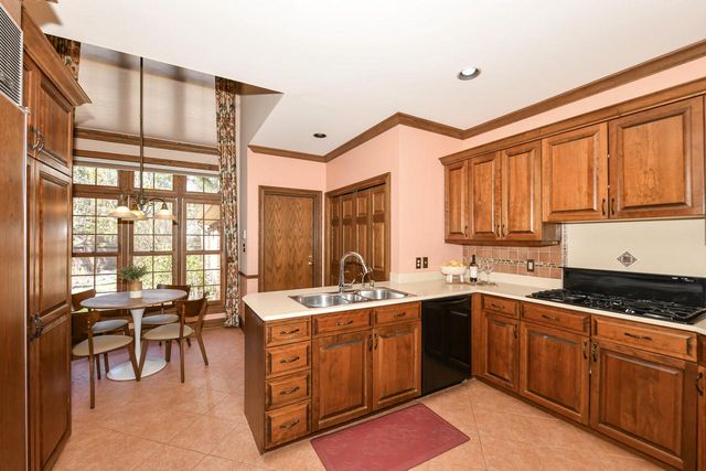 530 Park CIRCLE, Elm Grove, WI 53122