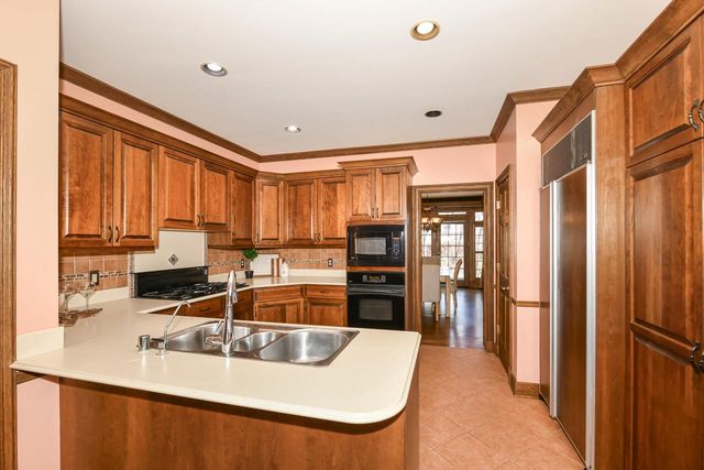 530 Park CIRCLE, Elm Grove, WI 53122