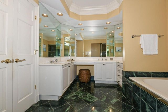 530 Park CIRCLE, Elm Grove, WI 53122