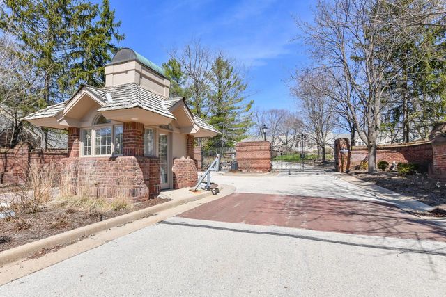 530 Park CIRCLE, Elm Grove, WI 53122