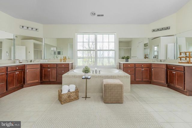 211 SHIVERS RUN CT, Mullica Hill, NJ 08062