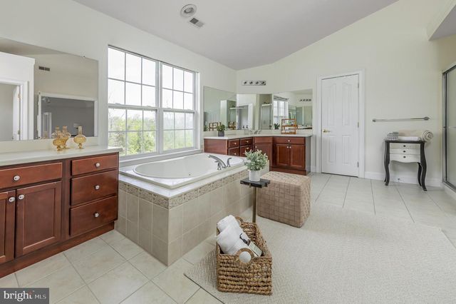 211 SHIVERS RUN CT, Mullica Hill, NJ 08062