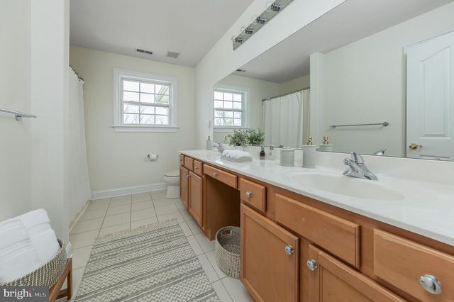 211 SHIVERS RUN CT, Mullica Hill, NJ 08062