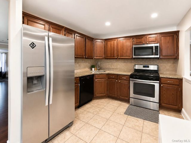 10 Edinburgh Drive 10, Peekskill, NY 10566