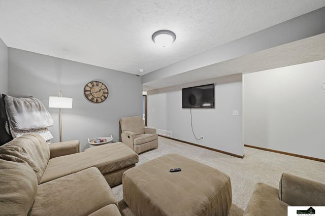 6811 N 10Th Street, Lincoln, NE 68521