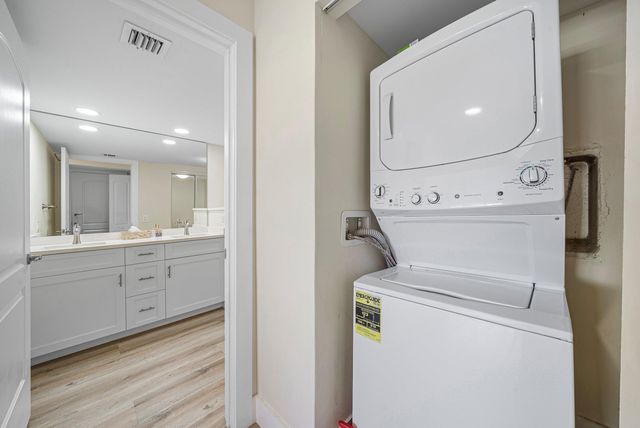 17 Southport Lane E, Boynton Beach, FL 33436