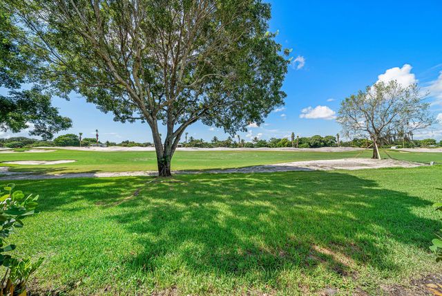 17 Southport Lane E, Boynton Beach, FL 33436