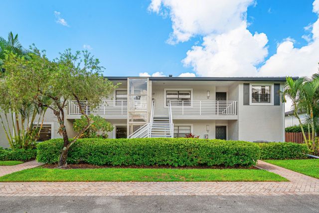 17 Southport Lane E, Boynton Beach, FL 33436