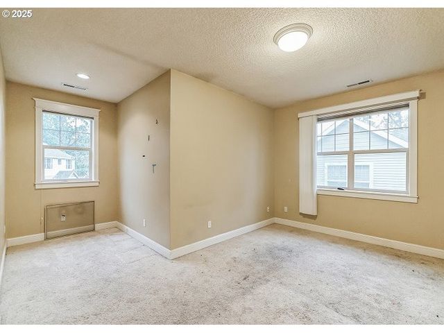 9415 Ne RIVER POINT Cir, Portland, OR 97211