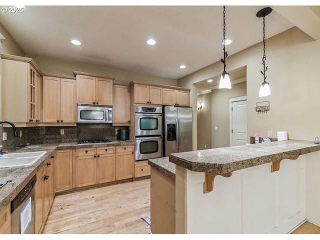 9415 Ne RIVER POINT Cir, Portland, OR 97211