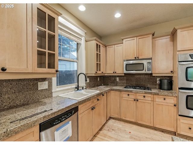 9415 Ne RIVER POINT Cir, Portland, OR 97211