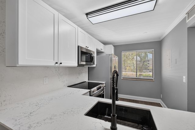 6935 Huntington Lane 207, Delray Beach, FL 33446