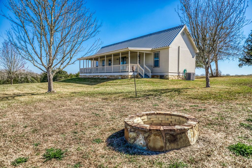 3831 Meadow View Lane, Fayetteville, TX 78940