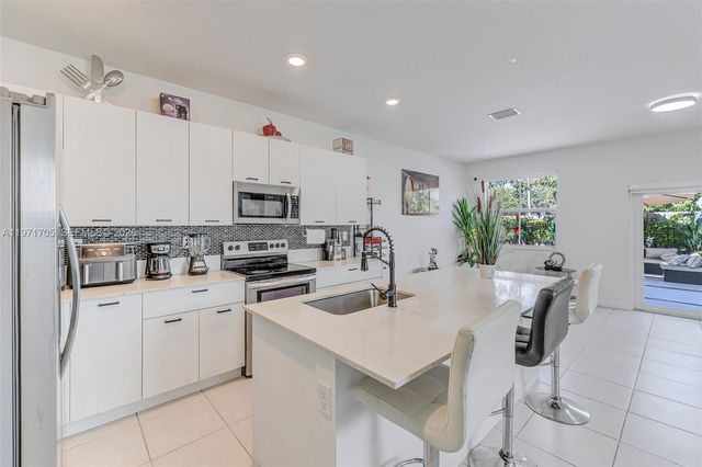 2369 NW 131st Cir, Miami, FL 33167