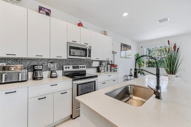 2369 NW 131st Cir, Miami, FL 33167