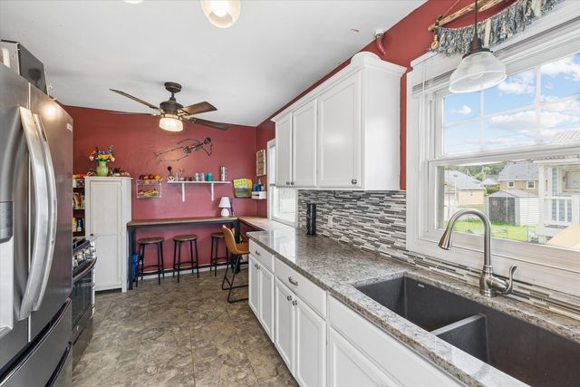 907 W Rusholme Street, Davenport, IA 52804