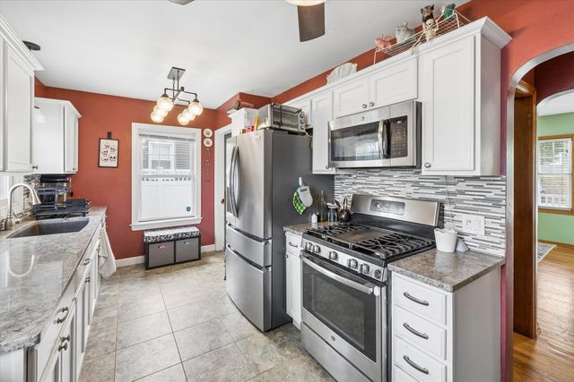 907 W Rusholme Street, Davenport, IA 52804