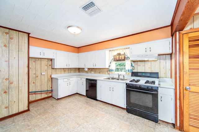 704 Collins Dr, Houma, LA 70364