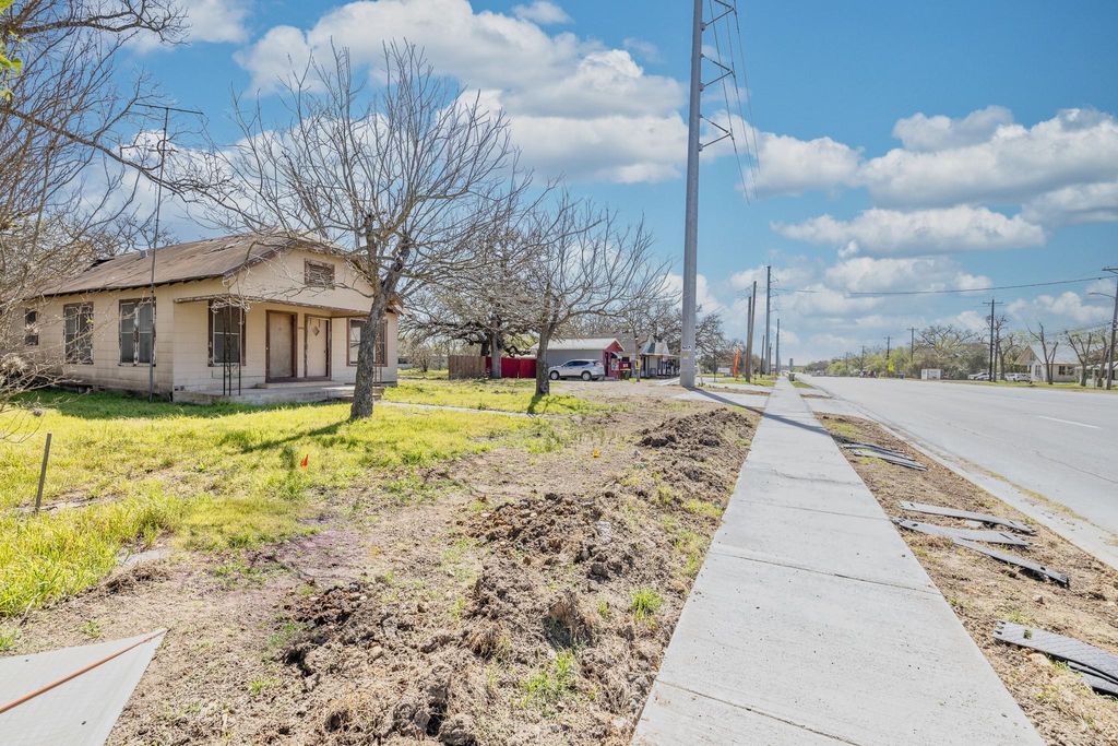 1602 Water ST, Gonzales, TX 78629