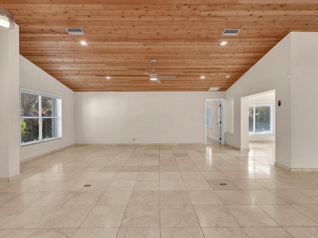 Image 5 of property listing at 7222 Carmel Court, Boca Raton, FL 33433