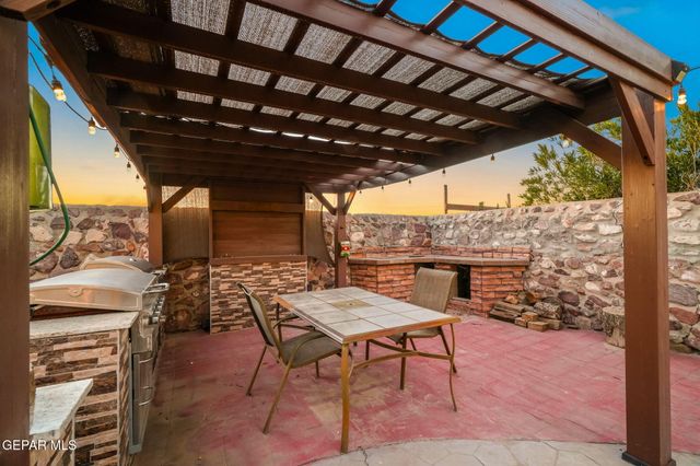 881 Dakota River Avenue, El Paso, TX 79932