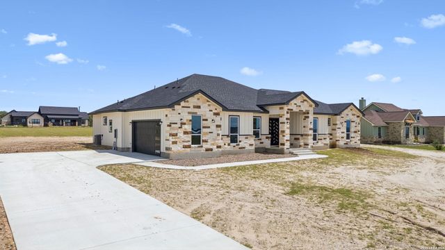 109 Summer Meadow Dr, La Vernia, TX 78121