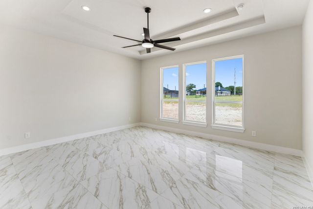 109 Summer Meadow Dr, La Vernia, TX 78121