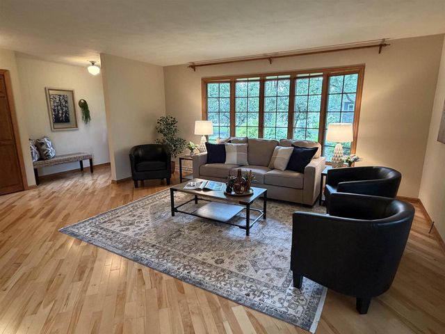 4527 E Oak Lane, Windsor, WI 53598