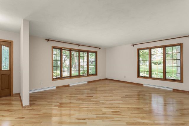 4527 E Oak Lane, Windsor, WI 53598
