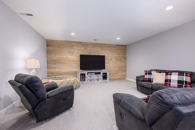 10000 Hollingsworth Road, Kansas City, KS 66109
