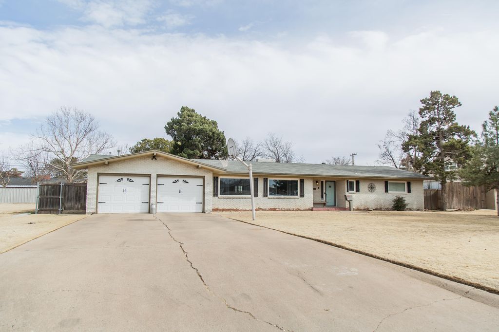 1106 Amarillo Street, Plainview, TX 79072