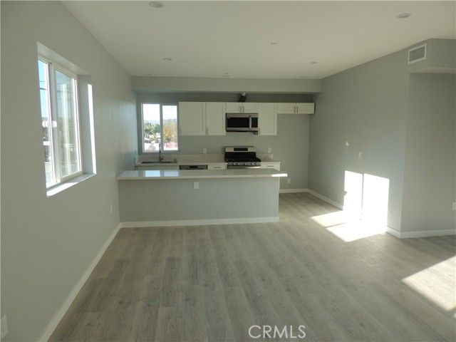 22735 Del Valle Street 6, Woodland Hills (los Angeles), CA 91364