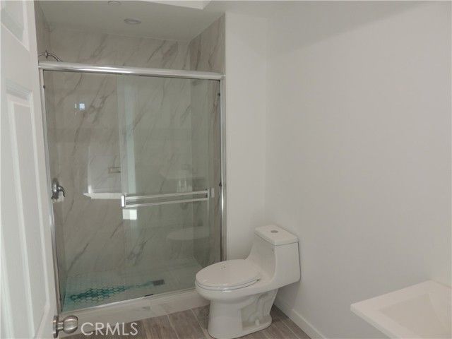 22735 Del Valle Street 6, Woodland Hills (los Angeles), CA 91364