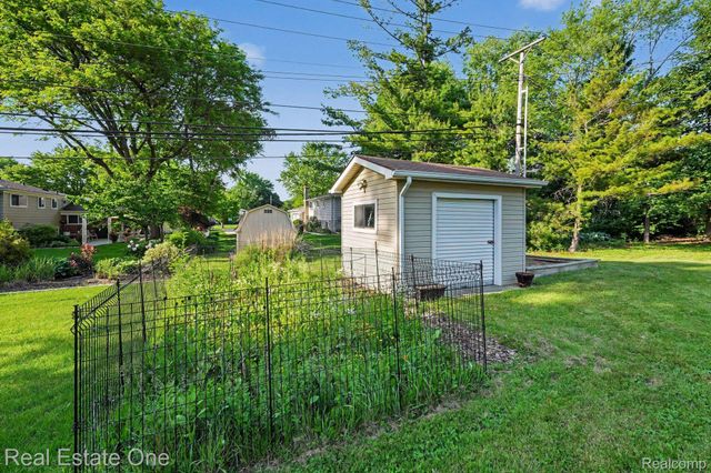 2242 W Wattles Road, Troy, MI 48098