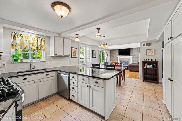 2242 W Wattles Road, Troy, MI 48098