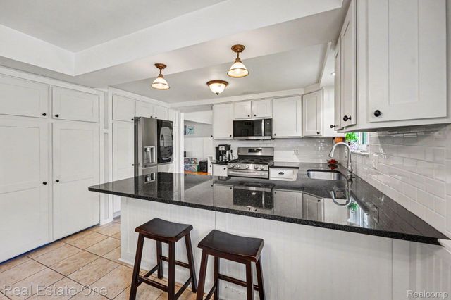 2242 W Wattles Road, Troy, MI 48098