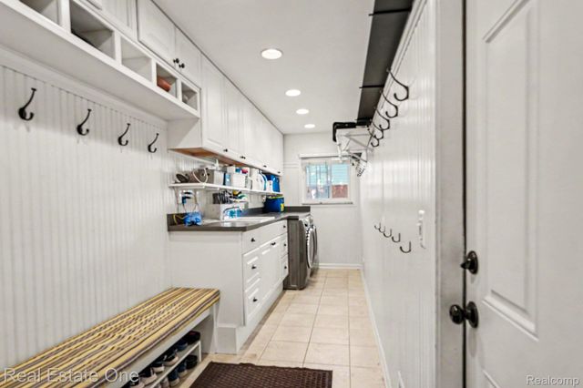 2242 W Wattles Road, Troy, MI 48098